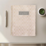 Planejador de Padrões Geométricos Rosa e Dourado<br><div class="desc">Notebook planejado personalizado com estilo geométrico em forma de rosa e ziguezague dourado.</div>