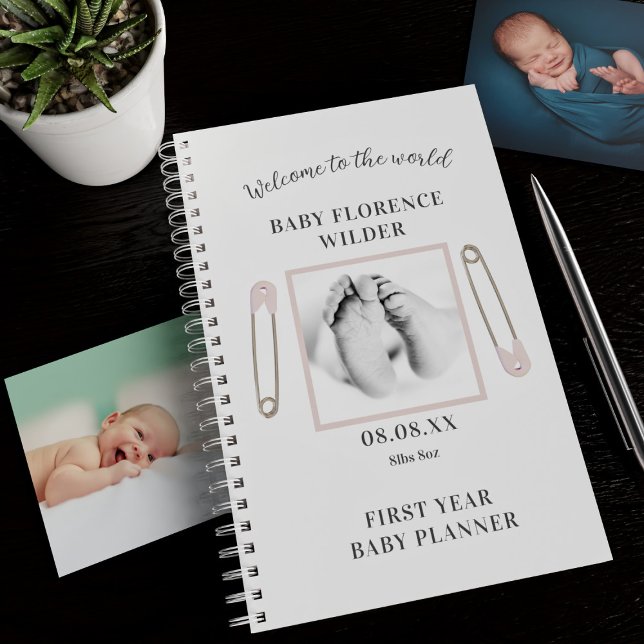 Planejador de Primeiro Ano Personalizado de Bebê R (Welcome to the world! Just add a photo and your baby's name, birth date and weight)