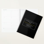 Planejador de procurador básico e personalizável<br><div class="desc">Este design de planejador simples, básico e personalizável apresenta uma borda branca dupla linha e uma linha decorativa de formas de diamante. Pode ser utilizado por um profissional, como um advogado, um advogado ou um advogado. O nome, a profissão e as informações de contato podem ser personalizados.</div>