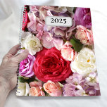 Planejador Floral Anual com Flores Rosa e Vermelha<br><div class="desc">Um planejador floral bonito com uma foto de flores exuberantes incluindo peônias e rosas em branco,  rosa e lavanda. Perfeito para quem ama um olhar maximalista com flores bonitas em cores femininas e relaxantes. Procure "peonies" no meu compro para ver os itens coordenadores.</div>