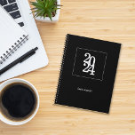 Planejador Minimalista Simples e Elegante Preto e<br><div class="desc">O planejador minimalista preto e branco simples e elegante é perfeito para uso diário, trabalhadores de escritório, planejadores de eventos ou para qualquer profissional, bem como para uso pessoal. Seu design é elegante, minimalista, simples e moderno, e tem uma aparência corporativa perfeita. Vem com um ano e nome personalizáveis, uma...</div>