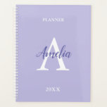 Planejador Personalizado com Monograma Lavanda Rox<br><div class="desc">Planejador Personalizado com Monograma Lavanda Roxa, um planejador bonito com tons modernos de lavanda roxa / violeta parma pastel. A palavra na capa frontal é fácil de personalizar (inicial do monograma, nome, ano e título) usando a ferramenta de personalização online antes de fazer o pedido. Depois de personalizar a palavra,...</div>