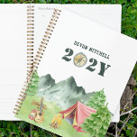 Planejador Personalizado de Campanha de Aquarela<br><div class="desc">Planeador de acampamento personalizado - perfeito para um operador de campismo ou caminhoneiro planejar viagens ou usar para a universidade de negócios de casa, etc. Design de aquarela com cenas de acampamento da floresta de montanha, incluindo tenda, fogueira e acessórios de acampamento. O modelo está configurado para você adicionar seu...</div>