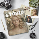Planejador Personalizado de Fotografias<br><div class="desc">Você é um fotógrafo em busca do planejador ideal para agendar compromissos de clientes e gerenciar suas tarefas cada vez maiores de edição e marketing? Este planejador personalizado do fotógrafo não só mostra sua própria imagem como a arte do cobrir, como também mostra seu nome de estúdio ou fotografia de...</div>