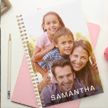 Planejador Personalizado de Fotografias de Nome Pe<br><div class="desc">Os planejadores personalizados fazem um presente de excelente para qualquer pessoa. Personalize com uma foto e um nome para fazer um presente único para Natal,  aniversários ou qualquer outra ocasião especial.</div>