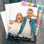 Planejador Semanal Mensal de Fotografia Pessoal Ca<br><div class="desc">Planejador de casamento com sua foto favorita na frente - personalizado com seus detalhes em letras elegantes. O planejador inclui layouts mensais e semanais,  12 meses,  60 páginas com capa laminada macia na frente e capas traseiras.</div>