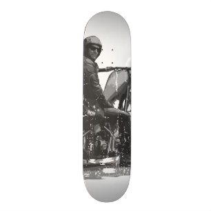 Plataforma do skate com cavaleiro da motocicleta