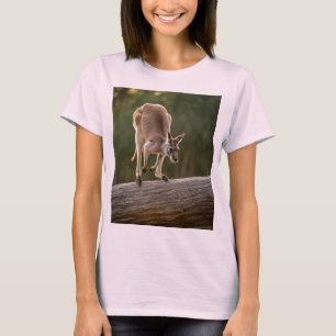 Playful Kangaroo saltando em Bushland T-Shirt Desi