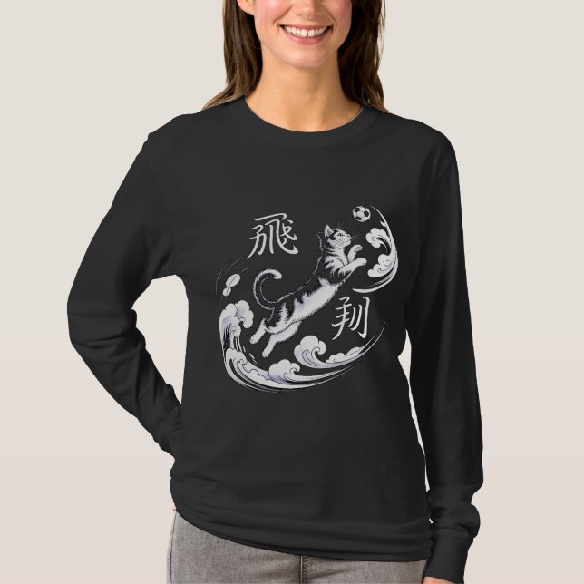 Playful Soccer Cat T-shirt Long sleeve for women (Frente)