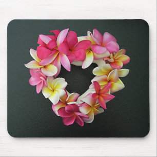 Plumeria no anel do coração no mousepad