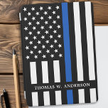 Policial Personalizado da Linha Azul Thin<br><div class="desc">Cobrir Thin Blue Line iPad Pro - Bandeira americana em cores da Polícia, design azul e preto moderno. Personalize com o nome dos policiais. Esta capa de ipad personalizada do policial é perfeita para os departamentos de polícia. COPYRIGHT © 2020 Judy Burrows, Black Dog Art - Todos Os Direitos Reservados....</div>