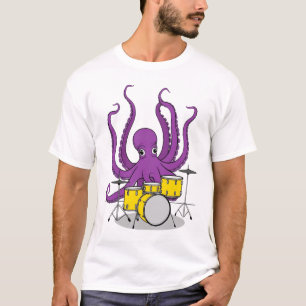 polvo tocando tambor com camisa