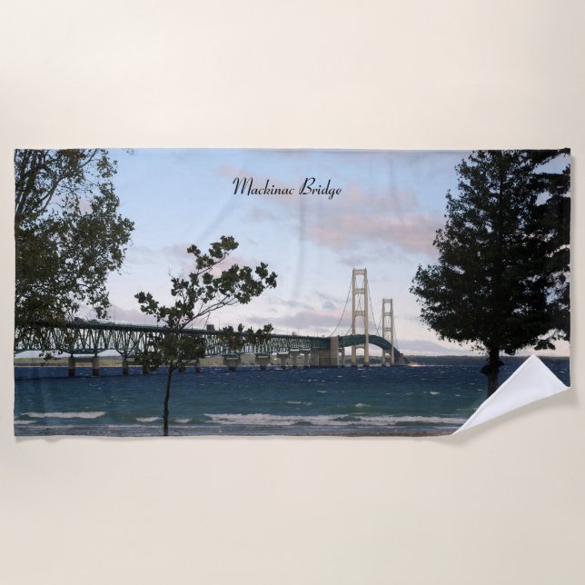 Ponte Mackinac com árvores toalha de praia (Frente)