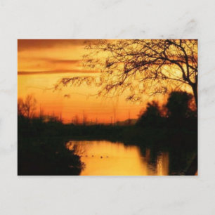 Pôr do sol no cartão postal cor de laranja e pre
