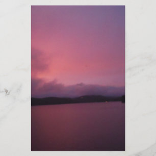 pôr do sol roxo no lago de Arrohead