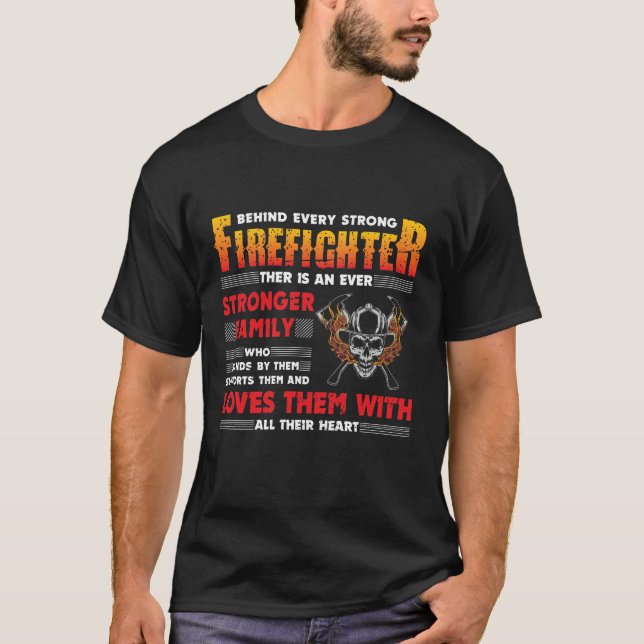 Por trás de cada forte camiseta do bombeiro (Frente)