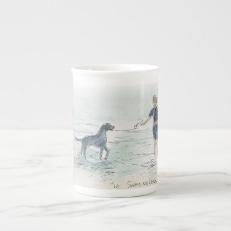 Porcelana "A lição de natação" osso caneca com arte fina