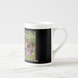 Porcelana George, o mouse em uma caneca de uma pilha
