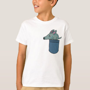 Porco-da-terra AB em uma camisa do bolso
