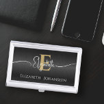 Porta Cartao Elegante Preto Brugado Metal Dourado Girly Monogra<br><div class="desc">Elevem seu jogo de rede com nosso 'Elegante Black Brushing Metal Girly Dourado Monogrammed Business Card Case'! Esse maleta elegante oferece sofisticação e personalização, apresentando um fundo preto metálico escovado, um monograma dourado ousado e um nome de roteiro cinza-branco. Personalize-o ainda mais adicionando o seu nome de cheio abaixo do...</div>