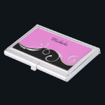 Porta Cartões Rodovalho Rosa Preto<br><div class="desc">Aqui está uma porta-cartão de visita personalizada bonito para ela que apresenta um design de espiral prateada que separa a porção inferior preta da área superior rosa brilhante. Seu nome é escrito em um roteiro preto na parte rosa acima da imagem giratória. Feminina,  mas profissional!</div>