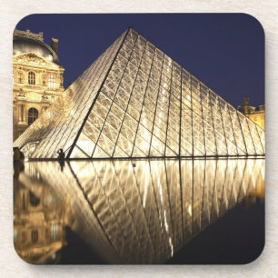 Porta-copo A visão noturna da pirâmide de vidro do Musee du