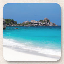 Areia branca semelhante e mar azul-turquesa