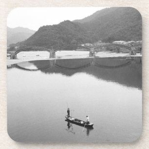 Porta-copo Ásia, Japão, Iwakuni. Pescadores e ponte histórica