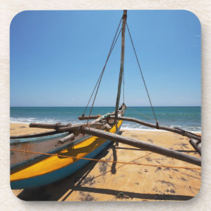 Porta-copo Barco de pesca amarrado na praia