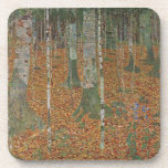 Porta-copo Birch Forest por Gustav Klimt, Vintage Art Nouveau<br><div class="desc">Birch Forest (c. 1903), de Gustav Klimt, é uma pintura típica da Era Vitoriana Simbiolismo das belas artes, que apresenta uma cena natural. Uma floresta com pássaros e folhas no outono, com folhas castanhas espalhadas no chão. Sobre o artista: Gustav Klimt (1862-1918) era um pintor simbolista austríaco e um dos...</div>