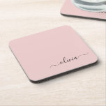 Porta-copo Blush Dusty Pink Modern Script Girly Monograma Nom<br><div class="desc">Portas copos De Papel De Nome De Monograma Simples De Script Cor-De-Rosa Pidrada. Isso faz a formatura perfeita,  aniversário,  casamento,  chá de panela,  aniversário,  chá de fraldas ou presente de festa de solteira para alguém que ama luxo de vidro e estilos quíticos.</div>