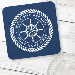 Porta-copo Boas-vindas a bordo do nome do navio náutico<br><div class="desc">Porta copos com um emblema branco e elegante de roda e corda de um navio com texto personalizado "bem-vindo a bordo" e nome do barco num fundo azul escuro.</div>