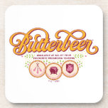 Porta-copo BUTTERBEER™ Available At Wizarding Taverns<br><div class="desc">Raise a glass to the wizarding world with this charming Butterbeer™ design! Featuring elegant, swirling typography and a warm, vintage-inspired color palette, this artwork celebrates the most beloved drink in magical history. Accented with playful details and references to iconic wizarding taverns like the Three Broomsticks™, the Leaky Cauldron™, and the...</div>