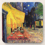 Porta-copo Café Terrace à noite por Vincent van Gogh<br><div class="desc">Café Terrace, no Place du Forum, de Vincent van Gogh, é uma pintura de paisagens arquitetônicas de apos impressionismo de arte. Uma vista exterior de um restaurante com mesas, cadeiras, garçons e jantar em pessoas. Uma bela noite com estrelas no céu em Arles, França. Sobre o artista: Vincent Willem van...</div>