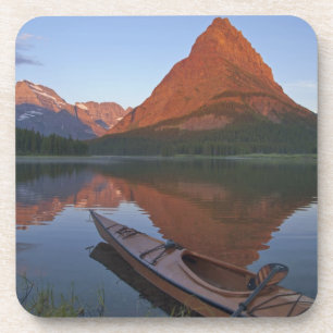 Porta-copo Caiaque de madeira no Lago Swiftcurrent ao nascer 