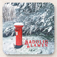 Caixa Postal Vermelho Tradicional e Neve em Árvore