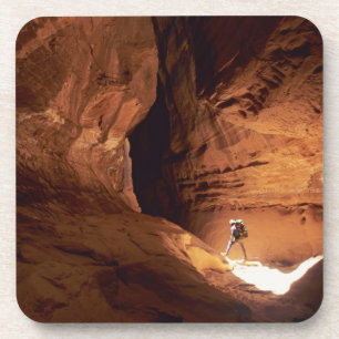 Porta-copo Canyoneer iluminado nas profundezas de um desfilad