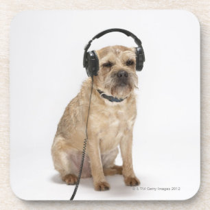Porta-copo Cão pequeno que veste fones de ouvido