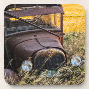 Porta-copo Carro velho abandonado na grama alta