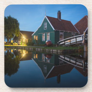 Porta-copo Casa de fazenda de queijo no crepúsculo na Holand