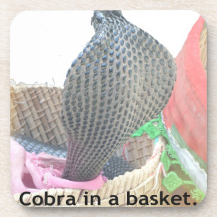 Porta-copo Cobra em uma cesta pronta para cuspir fogo