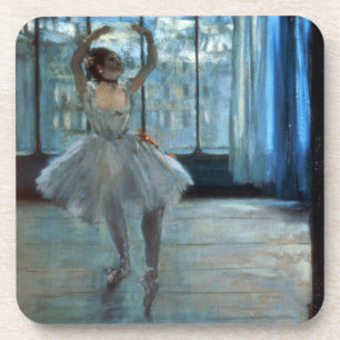 Porta-copo Dançarino de Edgar Degas na frente de uma janel