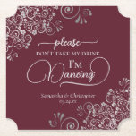 Porta-copo De Papel Burgundy e Silver Posh Não Tome Meu Casamento de B<br><div class="desc">Esta porta copos de casamento é elegante, na moda, e divertida! Apresenta uma bela cinza prateada e design cor de lama, com modernas inscrições escritas e delicadas caramujos e espirais nos cantos. O texto diz "Por favor, não tome minha bebida, estou dançando" com espaço para os nomes do casal e...</div>