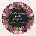 Porta-copo De Papel Burgundy Pink Floral Glitter Black Aniversário<br><div class="desc">Cor-de-água, floral e folhagem elegante e romântica, cor-de-rosa, burgundy e púrpura, em porta copos de papel festa de aniversário preto personalizado com brilho dourado. Personalizado com o nome do convidado de honra junto com a mensagem "Estamos tão felizes que esteja se juntando a nós." Todo texto é personalizável. Entre em...</div>