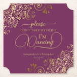 Porta-copo De Papel Magenta Cassis e Dourado Não tome meu casamento co<br><div class="desc">Esta porta copos de casamento é elegante, na moda, e divertida! Ele apresenta uma bela magenta ou design de cassis roxa e dourada com letras modernas de escrita e delicadas caramujos e ouros nos cantos. O texto diz "Por favor, não tome minha bebida, estou dançando" com espaço para os nomes...</div>