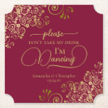 Porta-copo De Papel Posh Burgundy e Dourado Não tome meu casamento com<br><div class="desc">Esta porta copos de casamento é elegante, na moda, e divertida! Ele apresenta uma bela lama de ouro com letras modernas de escrita e delicadas curvas de ouro e espirais nos cantos. O texto diz "Por favor, não tome minha bebida, estou dançando" com espaço para os nomes do casal e...</div>