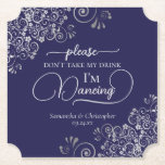 Porta-copo De Papel Prata e Marinho elegantes Não tome meu casamento c<br><div class="desc">Esta porta copos de casamento é elegante, na moda, e divertida! Ele apresenta uma bela cinza prateada e design azul marinho com modernas letras de escrita e delicadas curvas de folhas falsas e espirais nos cantos. O texto diz "Por favor, não tome minha bebida, estou dançando" com espaço para os...</div>