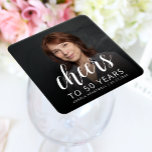 Porta-copo De Papel Quadrado 50ª Festa de aniversário de Torres Brancos de Foto<br><div class="desc">Esta porta copos personalizada de 50º aniversário apresenta a foto personalizada, o nome e o aniversário do convidado de honra, juntamente com a palavra "Saúde" em um elegante roteiro de caligrafia branca. Uma tela escura ajuda a tornar o texto pop. Uma forma excelente de celebrar alguém que está fazendo cinquenta...</div>