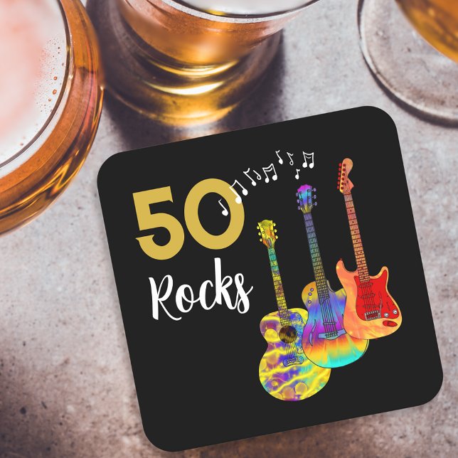 Porta-copo De Papel Quadrado 50 Rocks 50th Festa de aniversário (Rock and roll 50th birthday party paper coasters cool funky guitars black and gold 50 rocks for him)