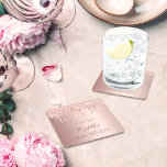 Porta-copo De Papel Quadrado 60º aniversário, blush rosa dourado glitter nome<br><div class="desc">Uma porta copos para uma cinzenta e glamourosa festa de aniversário 60ª com as meninas. Um fundo rosa de ouro falso com um brilho elegante rosa de ouro brilhante, pintura pingada. O texto: O nome é escrito em ouro rosa escuro com um moderno estilo escrito à mão. Tempate para uma...</div>